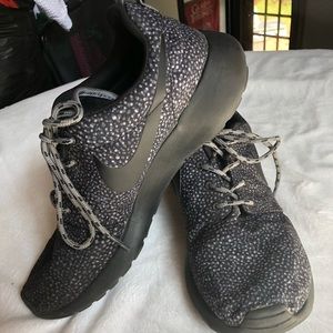 Nike Women’s Roshe Size 7